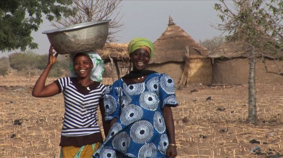 Alina und Schwägerin in ihrem Dorf in Burkina Faso