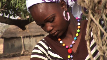 Burkina Faso, 2012. Eine junge Frau aus der Region Tenkodogo holt Wasser aus dem Brunnen. Auch Schwangere muessen die anstrengende Arbeit bis zum 9.ten Monat verrichten.